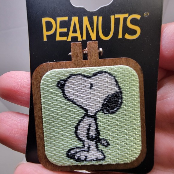 Peanuts Snoopy Cross Stitch‎ Wood Enamel Pin Bioworld New 2024 - Picture 2 of 3